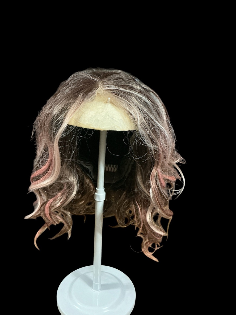 CSC Nia. Synthetic Wavy Shoulder-Length Wig in Ash Blonde with Pink Highlights